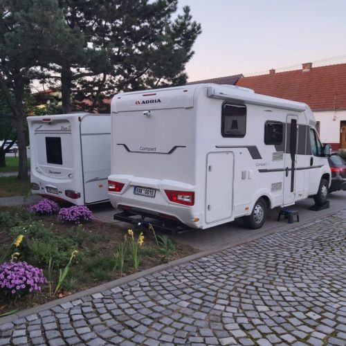 PARKOVACÍ MÍSTA PRO KARAVANY A OBYTNÉ VOZY