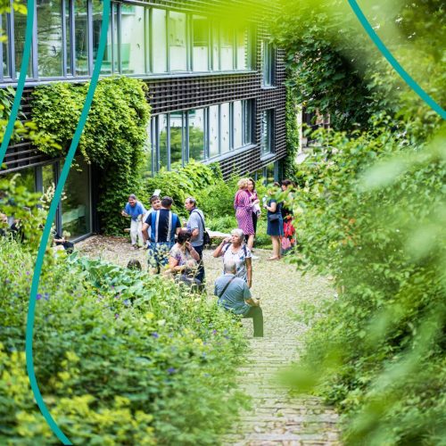 Nezávislí velkoněmčičtí vinaři, mladí muzikanti a benefice pro Adama v zahradě Nadace Partnerství, Brno